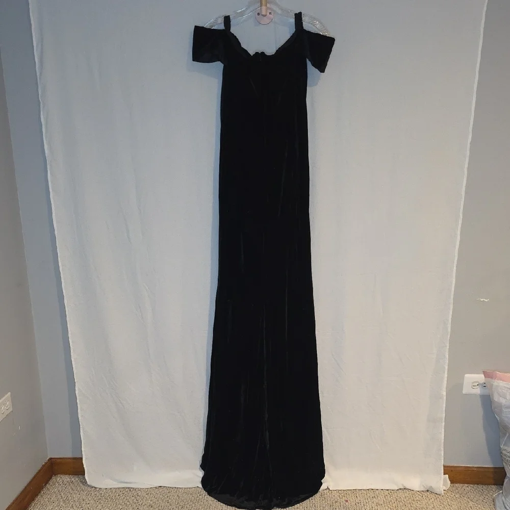Elegant Black Off-Shoulder Maxi Dress - Picture 2 of 5